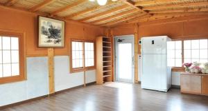 SancheongにあるJiri Mt Hwangto 지리산 황토の窓のある部屋に冷蔵庫が備わる部屋