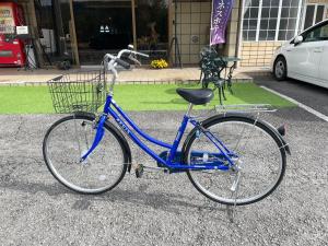 un vélo bleu garé sur le côté d'une rue dans l'établissement Hotel Nissin Kaikan - Vacation STAY 02355v, à Shiso