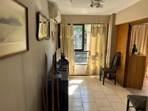 sala de estar con nevera y ventana en Departamento Lemos en Mendoza