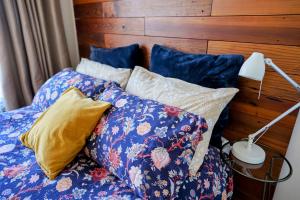 Schlafzimmer mit einem Bett mit blauer Bettwäsche und Kissen in der Unterkunft Perfect Location - 4BD,1BA - Restored Redwood Home in San Francisco