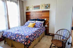 una camera con letto e testiera in legno di Perfect Location - 4BD,1BA - Restored Redwood Home a San Francisco