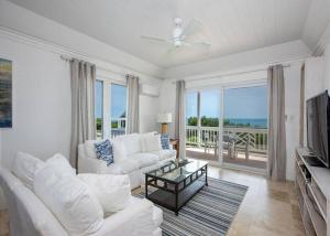 אזור ישיבה ב-Oceanfront Bliss: Newly Built Luxury Home with Sunset Views