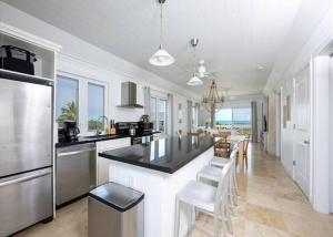 Köök või kööginurk majutusasutuses Oceanfront Bliss: Newly Built Luxury Home with Sunset Views