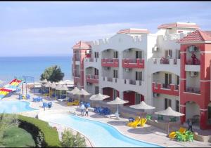 un hôtel avec une piscine et un complexe dans l'établissement La sirena, à Ain Sokhna