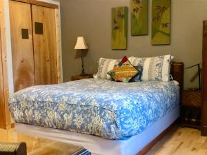 מיטה או מיטות בחדר ב-Morning Star Log Cabin