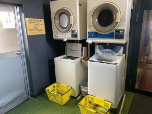宍粟市にあるHotel Nissin Kaikan - Vacation STAY 02342vの洗濯機と乾燥機が壁に設置されたランドリールーム