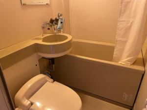 y baño con lavabo, aseo y bañera. en Hotel Nissin Kaikan - Vacation STAY 02342v, en Shiso