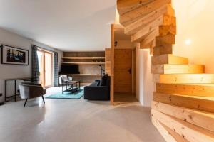 - un salon avec un escalier en bois dans une maison dans l'établissement Aiguilles furnished flat, aux Houches