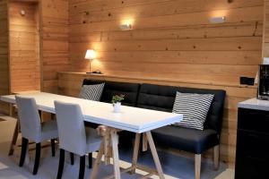 une salle à manger avec une table et des chaises blanches dans l'établissement Aiguilles furnished flat, aux Houches