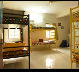 Zimmer mit 2 Etagenbetten und einem Spiegel in der Unterkunft White Camel companies in Hyderabad