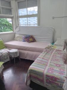 Tempat tidur dalam kamar di Quarto compartilhado 2 camas solteiro Centro POA