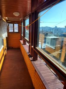 釜山にあるThe act of seeing the Skyの窓の外を望む列車のバルコニー