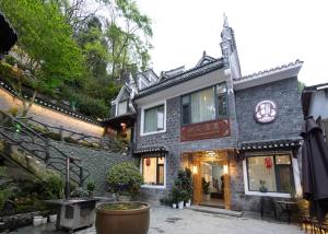 un edificio con un reloj al costado. en Dream in Fenghuang en Fenghuang