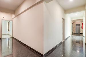 an empty hallway with white walls and concrete floors at Super OYO Flagship 79480 Flagship Hhh Skyline in Rānchī