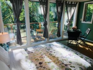 um quarto com uma cama em frente a uma janela em Creekside private suite em North Vancouver
