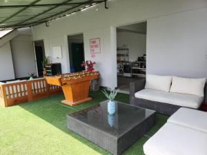 un soggiorno con tavolo da ping pong e divani. di Preciosas habitaciones a Lima