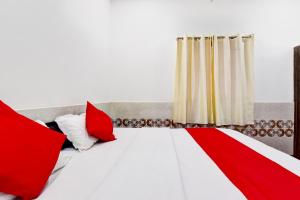 A bed or beds in a room at OYO Hotel Paradise Inn