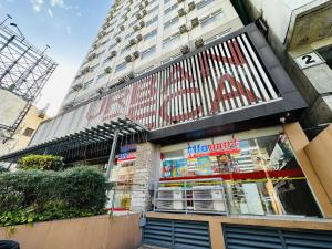 马尼拉Hassle Free Check In and Out With Unli WiFi Netflix的一座高楼前的商店