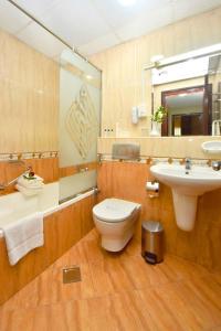 La salle de bains est pourvue de toilettes et d'un lavabo. dans l'établissement شقق فندقية, à Dubaï