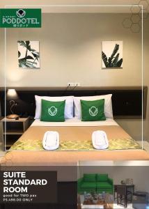 マニラにあるAirport Poddotel Inc.のベッドルーム1室(緑と白の枕が備わるベッド1台付)