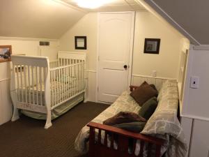 Posezení v ubytování First Deadwood Cottages