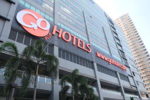una señal de hotel en el lateral de un edificio en Go Hotels Plus Mandaluyong en Manila