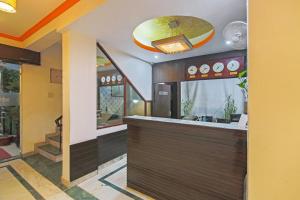 a kitchen with a bar in a house at Super Capital O Tipsyy 006 Near Aravali Biodiversity Park in Gurgaon