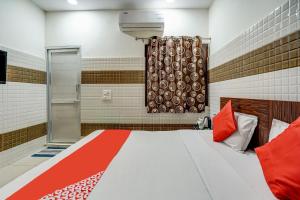 sypialnia z dużym łóżkiem w pokoju w obiekcie Super OYO Hotel 7 Sky w mieście Ludhiana