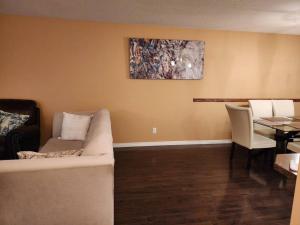 sala de estar con sofá y mesa en Beautiful updated home centrally located, close to General Hospital en Regina