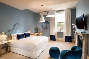 1 dormitorio con 1 cama grande y paredes azules en Kingsford The Barossa, en Concordia