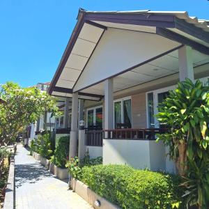 Baanfah Resort Samui في شاطئ مينام: منزل به مظلة على شارع