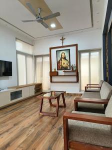 TV a/nebo společenská místnost v ubytování Ant Homes Kumbalangi by Afrind Hospitality