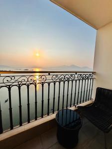 uma varanda com vista para o mar ao pôr-do-sol em Ks View Biển Bể Bơi Dát Vàng GOLDENBAY ĐÀ NẴNG em Da Nang