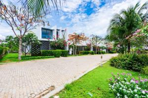 Jardín al aire libre en MIA Beach Villa - Oceanami Resort Long Hai Vung Tau