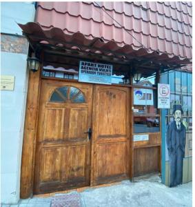 un edificio con una gran puerta de madera con un cartel. en BahiaCaracoles Apart, en Antofagasta