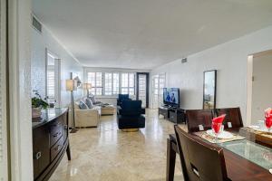 sala de estar con mesa de comedor y sala de estar en Two Bedroom on the Beach with balcony and Oceanview, en Miami Beach