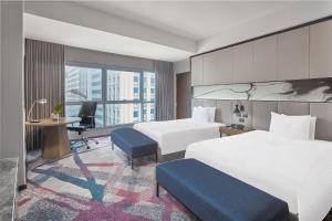 Postel nebo postele na pokoji v ubytování Crowne Plaza Manila Galleria by IHG