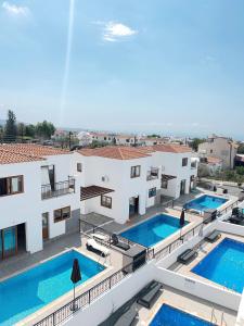 vista aerea di un edificio con 3 piscine di White Mountain Pool Villas a Paphos