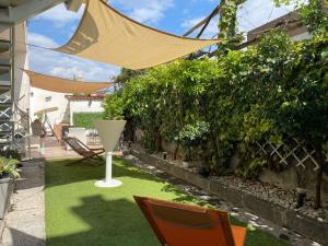 einen Garten mit Hängematte im Hof in der Unterkunft Sky and Green Luxury Apartament in Boscoreale
