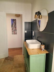 ein Bad mit einem Waschbecken und einem Spiegel in der Unterkunft Gîte Garralda Pays Basque 6 pers in Saint-Esteben