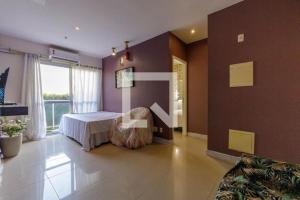 a large bedroom with a bed and a window at Apartamento Top Barra da Tijuca in Rio de Janeiro