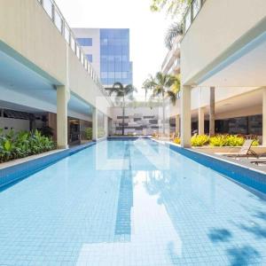 - une grande piscine dans un grand bâtiment dans l'établissement Apartamento Top Barra da Tijuca, à Rio de Janeiro