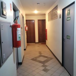 un couloir avec une bouche d'incendie dans un bâtiment dans l'établissement Meu Cantinho, à Campinas