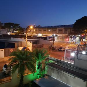 uitzicht op een parkeerplaats 's nachts bij Meu Cantinho in Campinas