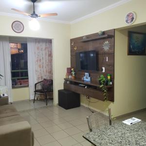 a living room with a tv and a couch at Meu Cantinho in Campinas