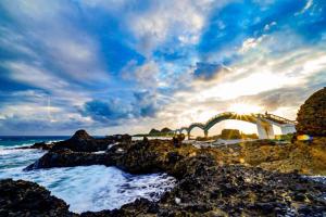 Blick auf den Strand mit Sonnenuntergang in der Unterkunft Huadong Homestay in Taitung