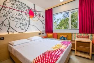 una camera da letto con un grande letto con tende rosse di Ginger Nagpur Airport Road a Nagpur