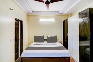 1 dormitorio con 1 cama y ventilador de techo en Collection O Tara Patel, en Ghaziabad
