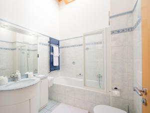 Koupelna v ubytování Apartments Aura