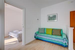 sala de estar con sofá y espejo en Casa al Cor Apartments - Happy Rentals, en Nago-Torbole